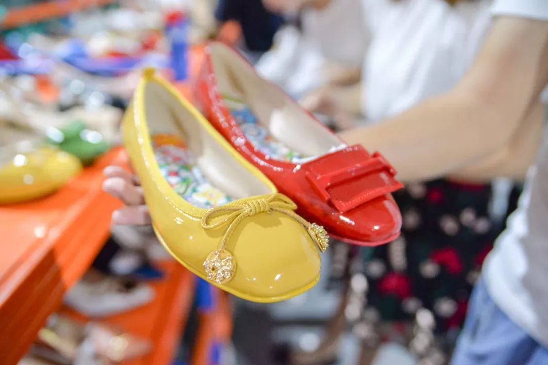 全场1折起！特步、金利来、碟愫、莱尔斯丹鞋子大特卖，最便只要50元！