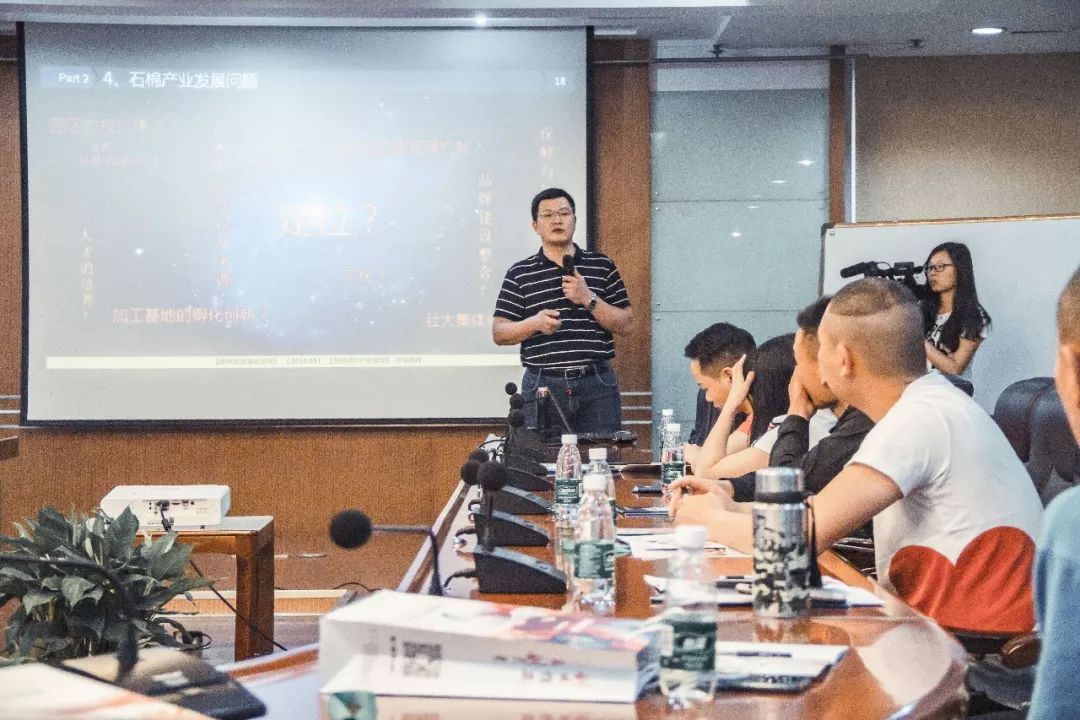 看表演吃美食,看表演吃自助的地方