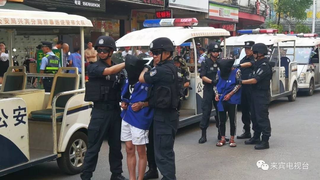 一群精神小伙打架路人拿关公刀,多人持棍棒打砸电动车