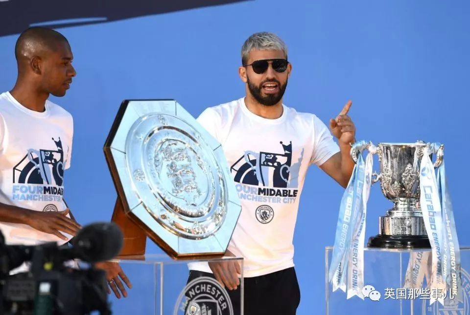 「vlog」登上球队大巴，被几万球迷包围，曼城四冠王夺冠巡游简直不能更嗨！