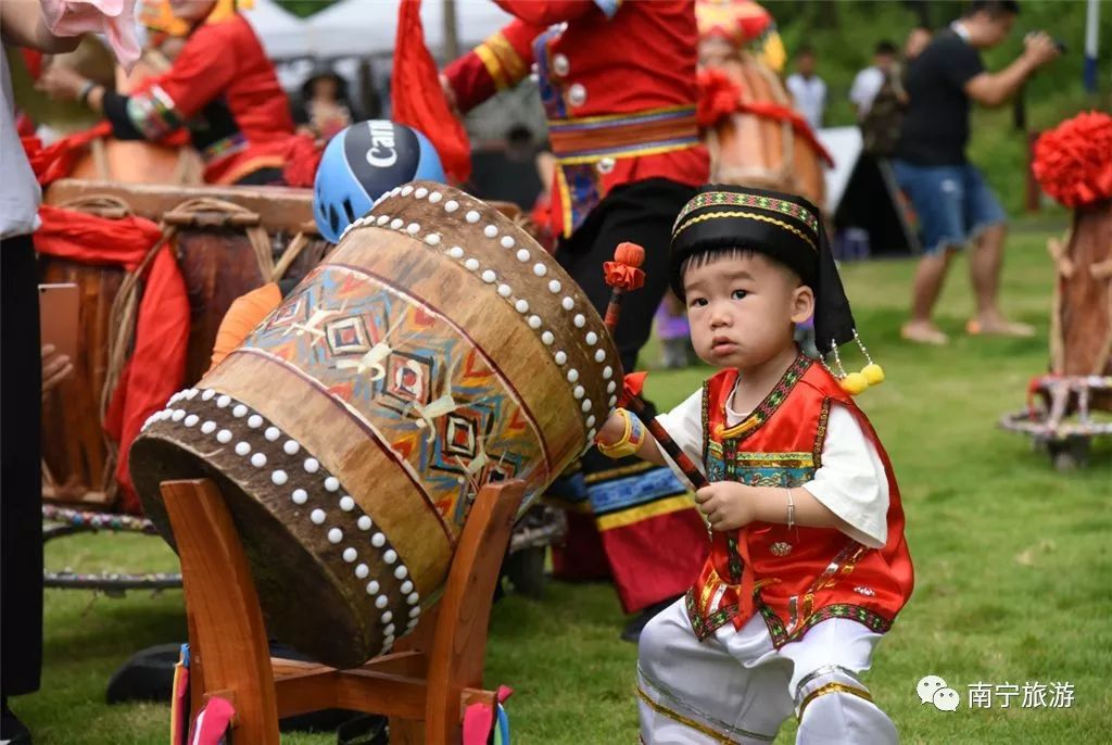马山自然攀岩比赛图片,舞动广西广场舞大赛马山