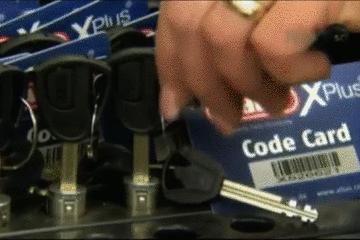 怎么把锁给拆下来,锁怎么一提就锁上呢