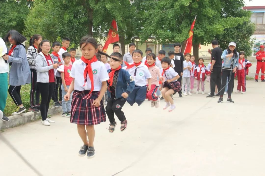学校传承雷锋精神主题活动简报,弘扬雷锋精神汇演