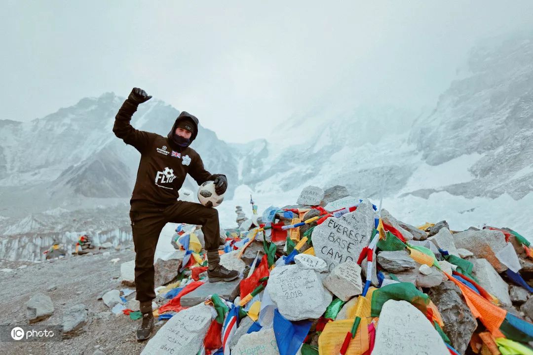 1950年登顶珠峰高清图,珠峰66年登山视频