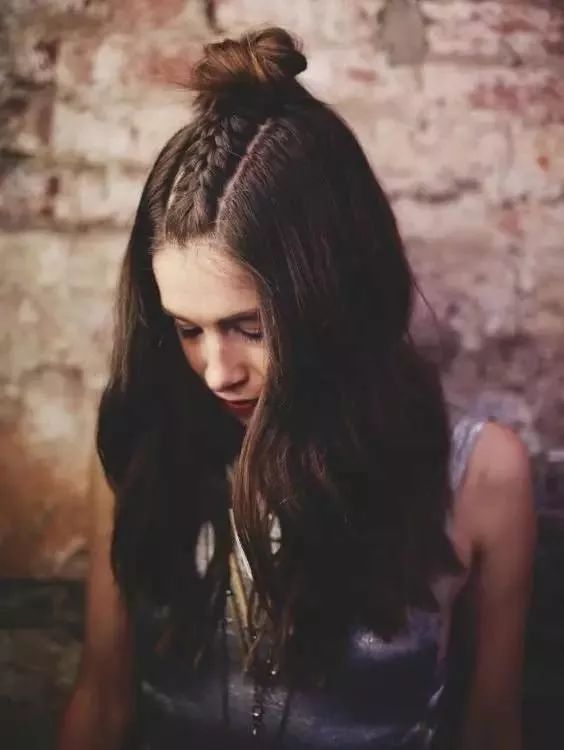 只要两步就能学会的扎发,今夏中性发型女生怎么扎