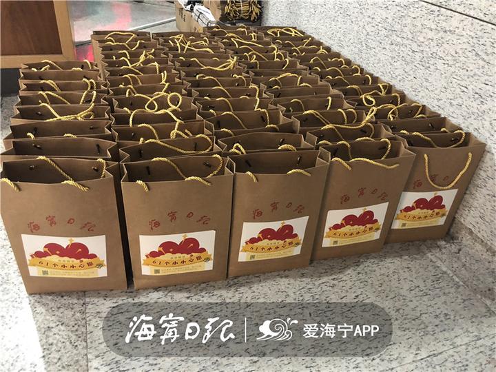 意外收到小朋友的礼物,小朋友收到神秘礼物