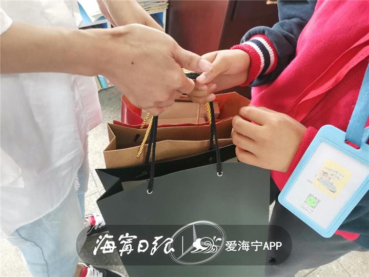 意外收到小朋友的礼物,小朋友收到神秘礼物