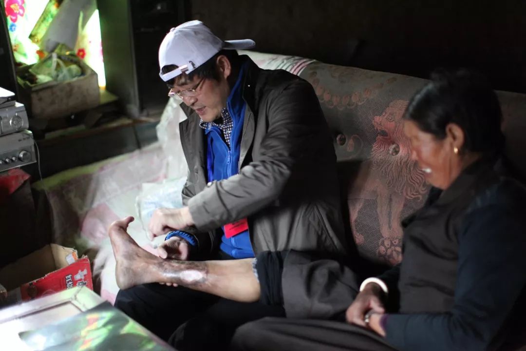 这位从鹤峰走出来的医学博士，用大爱诠释坚守与奉献…