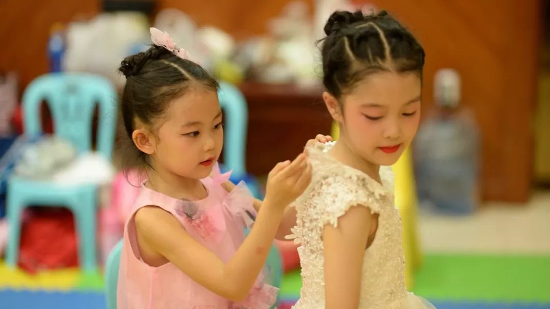 高清大图:“蓝天娃”精彩演绎《同在蓝天下》,向全国小朋友献礼