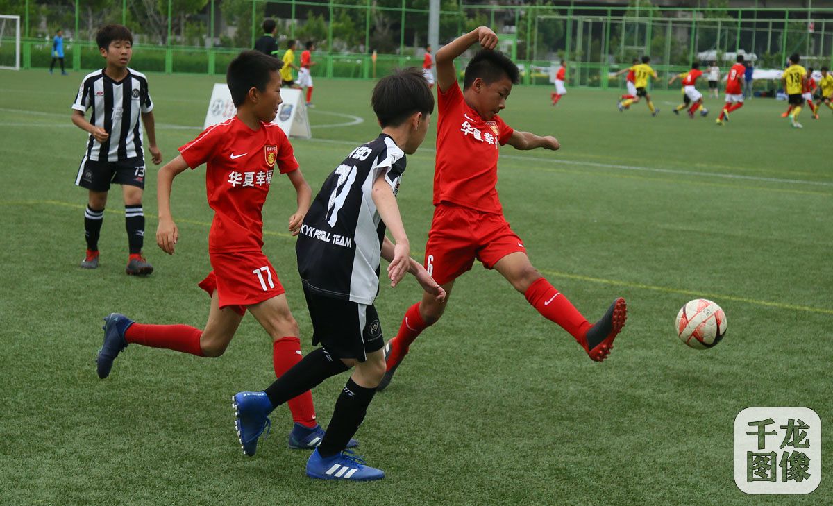 2019中韩足球少年绿茵场上过六一高鑫青训基地切磋球技比高低