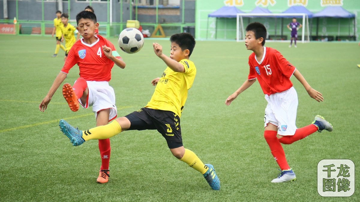 2019中韩足球少年绿茵场上过六一高鑫青训基地切磋球技比高低