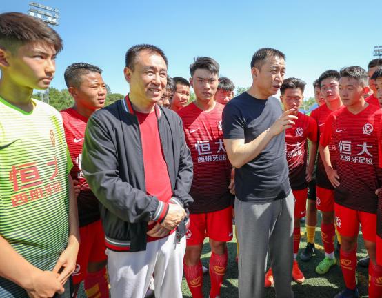 许家印看恒大足球队,许家印观战恒大