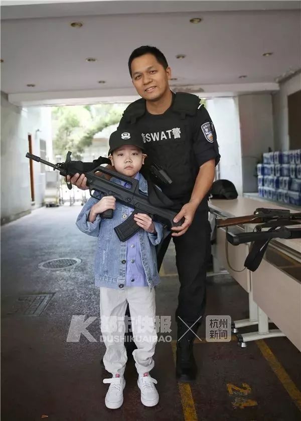 “我想当警察”，他眼睛亮亮的，我们却看哭了......