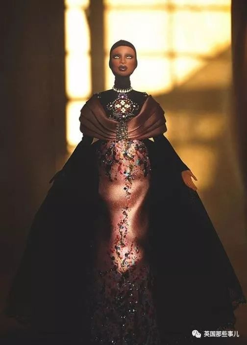 用布料给洋娃娃做衣服,手工高定时装