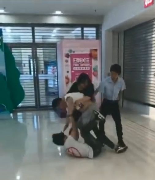 优衣库疯抢事件,优衣库被抢场面