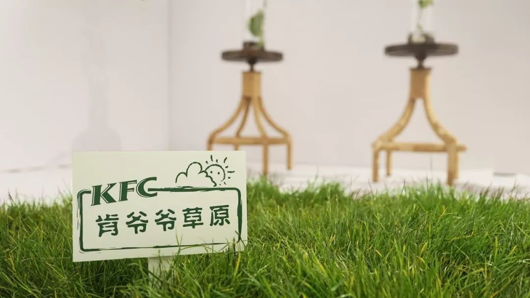 在西湖边种下一片“草原”！杭州这家肯德基“绿”了！种草指南在这里