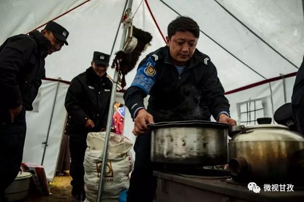 守卫虫草山民警,驻守海拔4800米护航虫草采挖