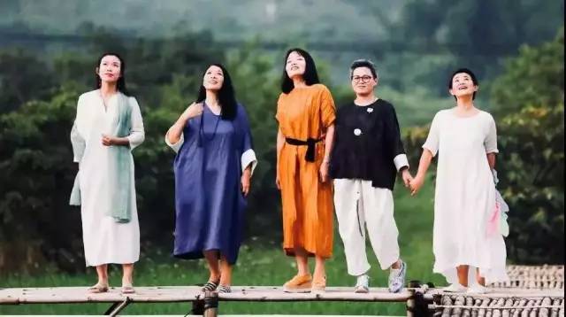 7个闺蜜在稻田里爆改了个“玻璃盒子”，只为兑现养老之约，却意外走红