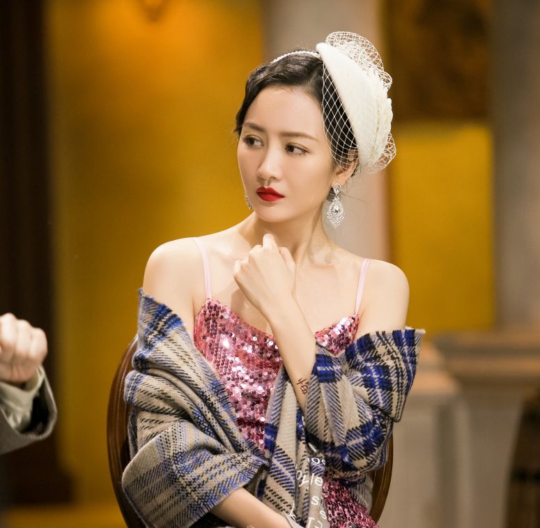 现在流行像林允一样给全身化妆，再也不愁脸太小化妆品都用不完了