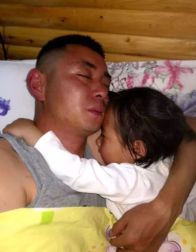 甘孜一个男人用满脸的胡子，扎痛了小女孩