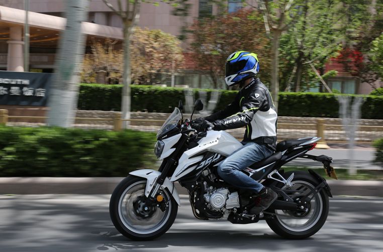 车评：24780元起，表现均衡易上手的双缸街车——KP350