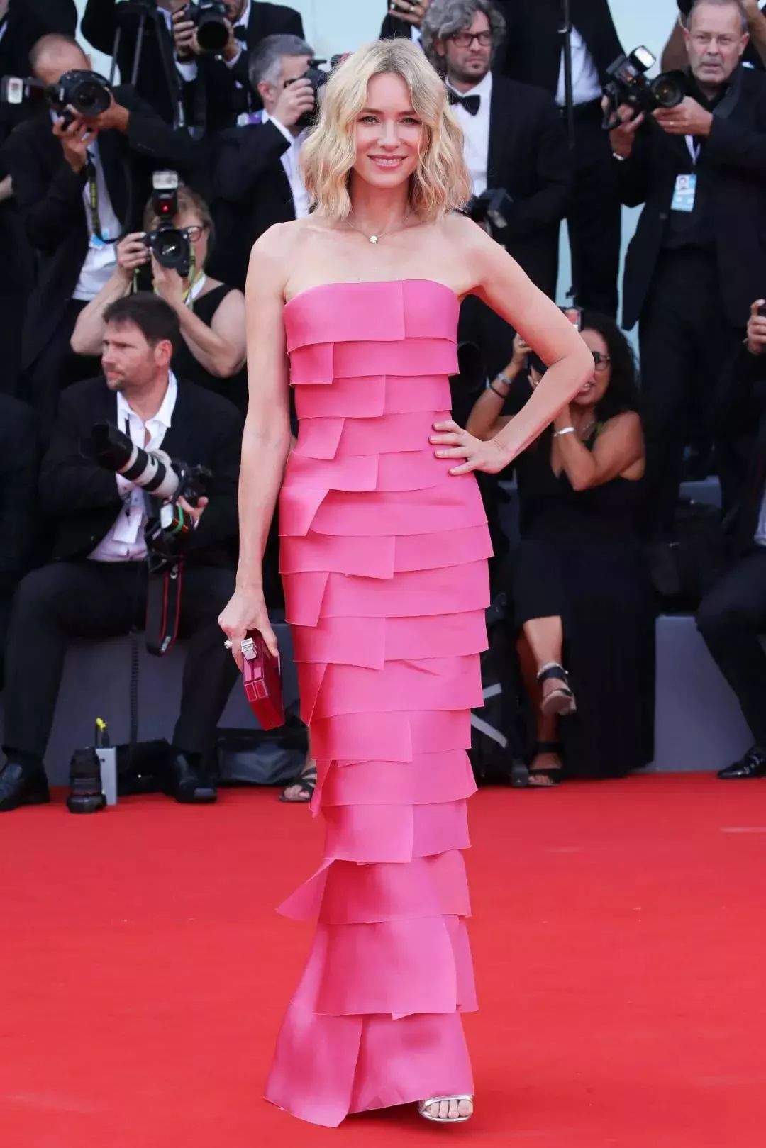 51岁“人间*物尤**”一夜爆红！看完她这张图，200w网友惊呼：我又恋爱了