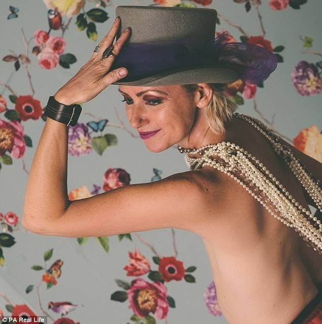 女子切除乳腺后勇敢拍“无胸”写真微笑面对