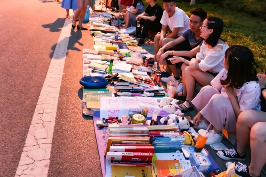 走过路过不要错过摆地摊视频,走过路过不要错过小商品商场