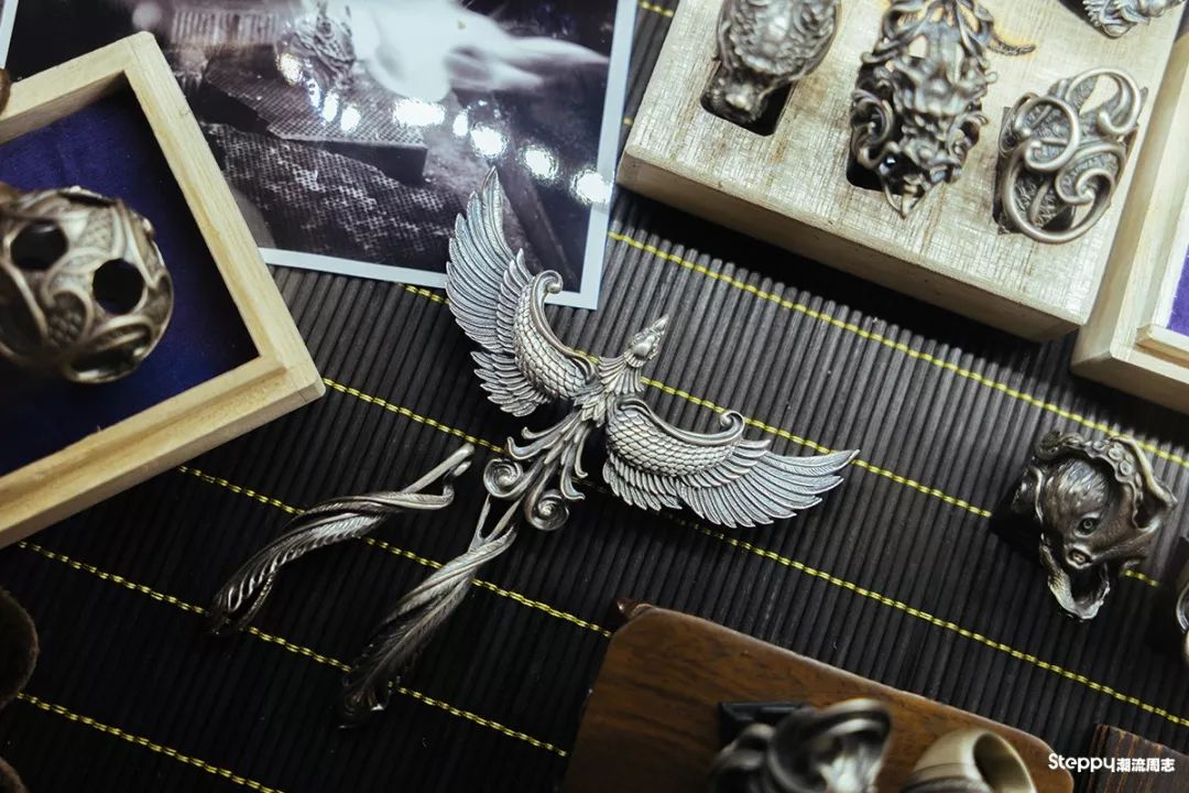 当你拿称重算钱的银饰比较之后，你就知道手工银饰贵在哪里