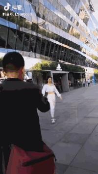 街拍搞笑迷惑行为,揭秘女生拍照的迷惑行为