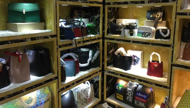 代购奢侈品假货违法么,带假货奢侈品过关被查到会怎么样