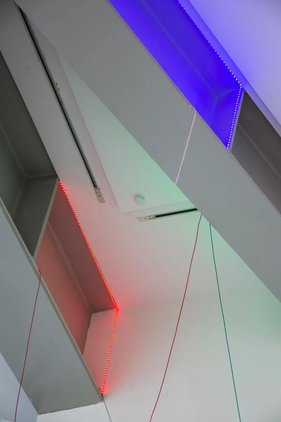 穿梭在四方50赫兹营造的声音环境中，哈龙·米尔扎在中国探讨“复制品”和“挪用”的意义