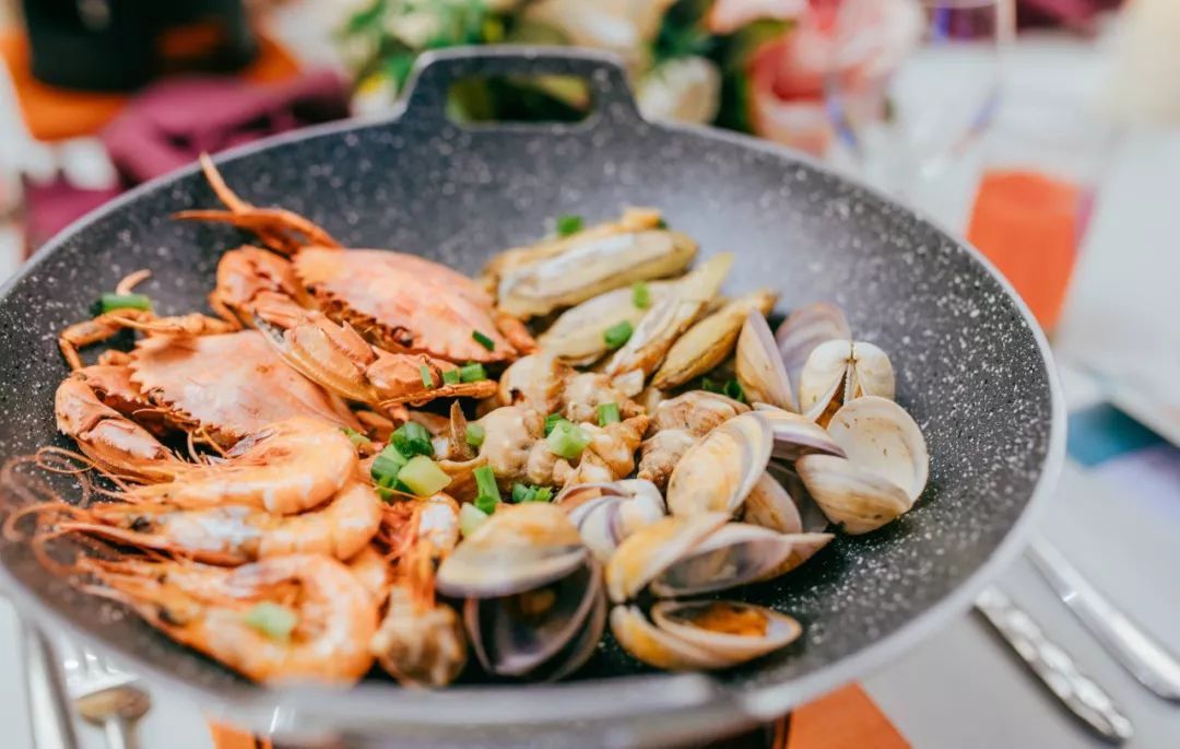 这座跟着周杰伦空降热搜的杨梅味小城,休渔期也能让你吃得满嘴鲜