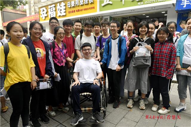 脑瘫少年轮椅高考,脑瘫学生走进考场