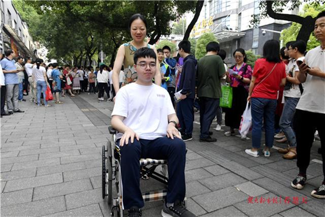 脑瘫少年轮椅高考,脑瘫学生走进考场