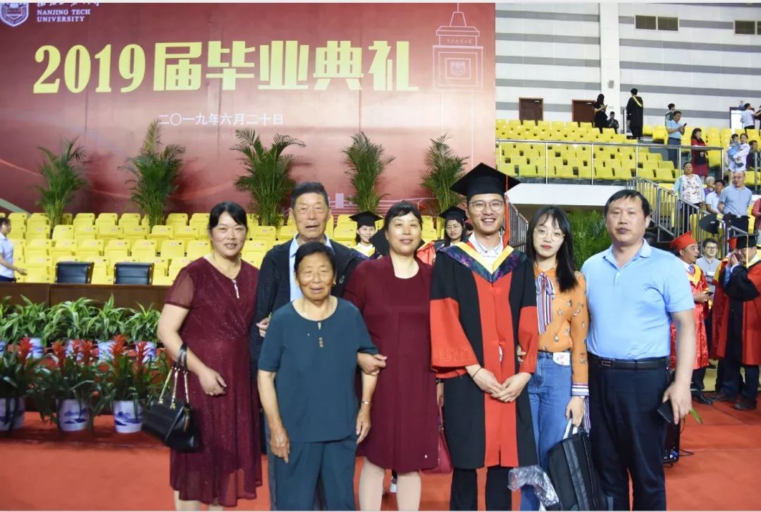 我们毕业了的感人事件,学生们毕业了感动哭了