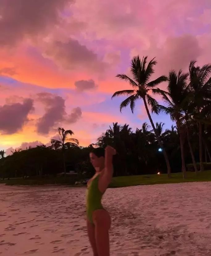 女明星的夏日旅行照,中国女明星穿夏日泳装秀