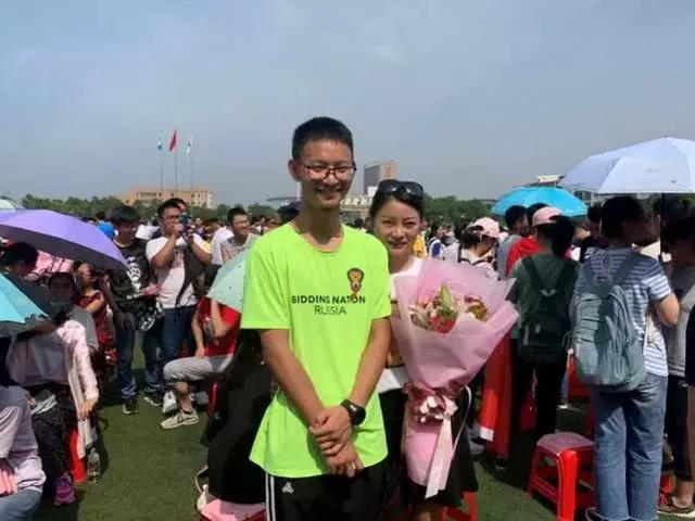 高考635分感谢母亲,跪谢母亲考生高考635分原视频