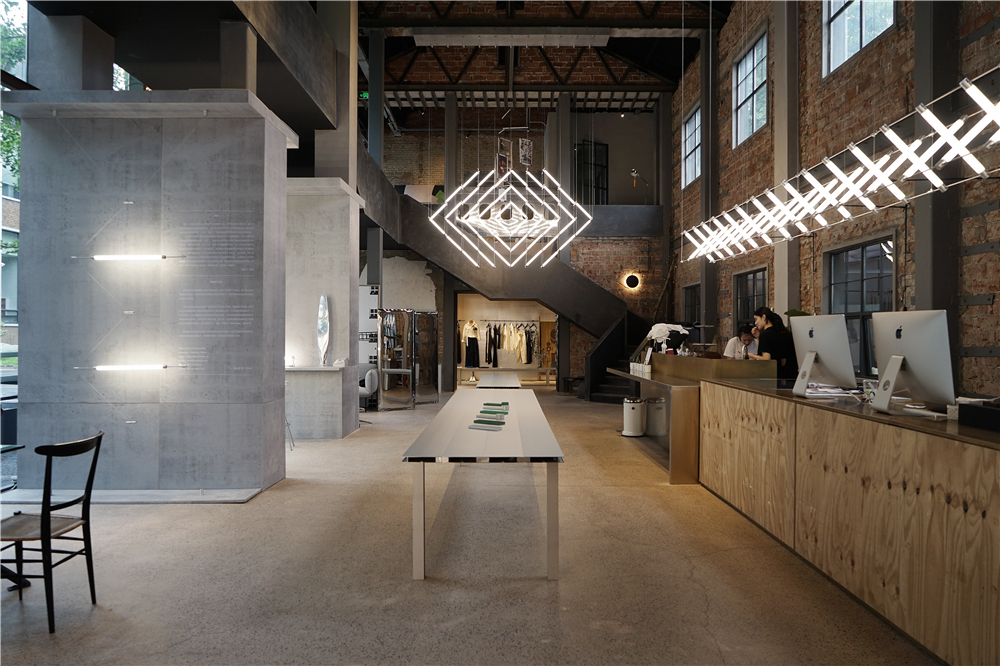 他从“马扎”中获得灵感，设计的灯具从米兰火到杭州……