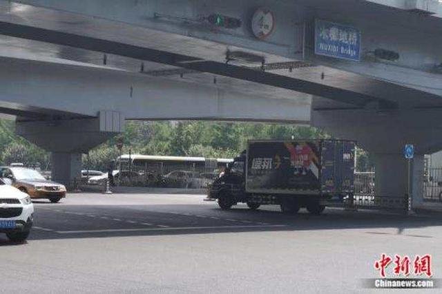 同学寄600斤重行李回家，快递小哥：坑了我