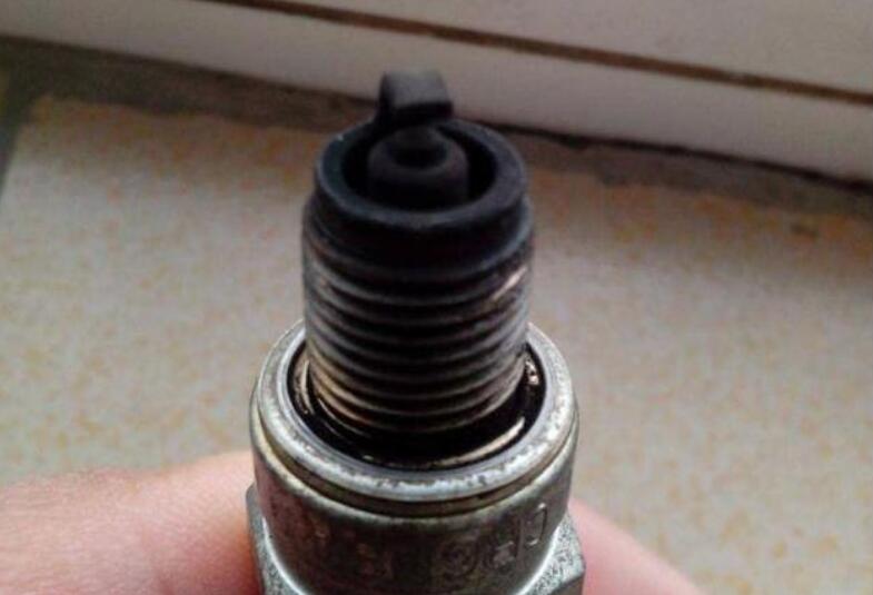 火花塞被烧熔化是什么原因,火花塞装上去就烧黑了