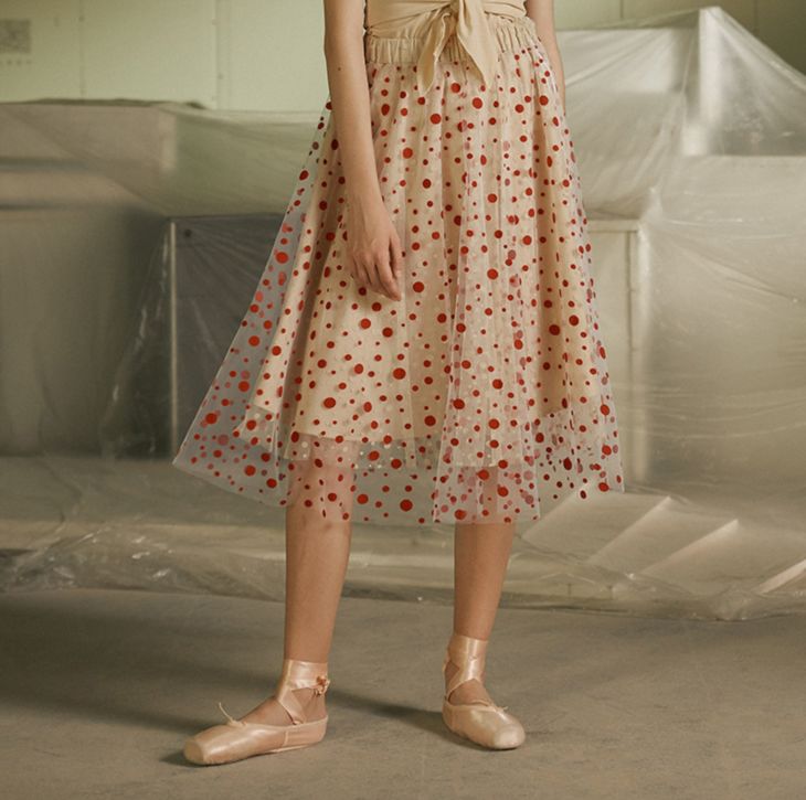 关晓彤穿绿丝绒裙大波浪,慵懒小黑裙关晓彤同款