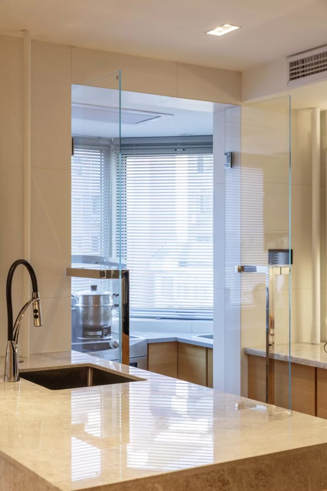 阳台很大要不要装窗帘,阳台太大能装铝合金窗吗