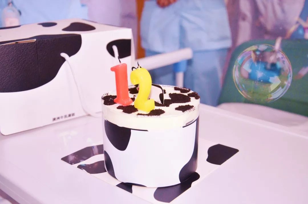 大手牵小手医护人员,大手牵小手致谢医护人员