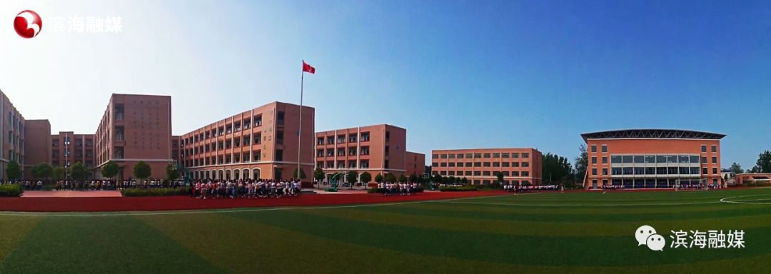 江苏省滨海中学五千师生歌唱祖国,礼赞新中国