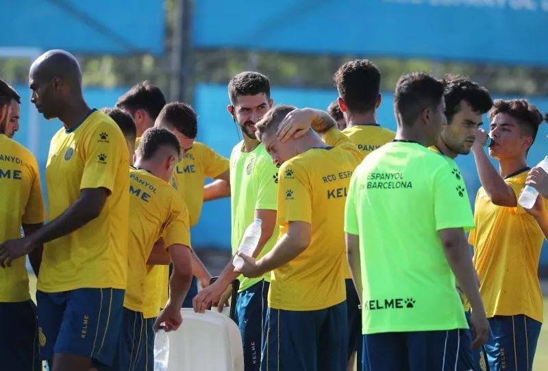 分享一下你们踢球时候的照片,晒一张你们踢球的照片