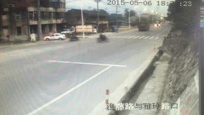 电动车闯红灯为啥是主责不是全责,电动车闯红灯全责的医疗费怎么办