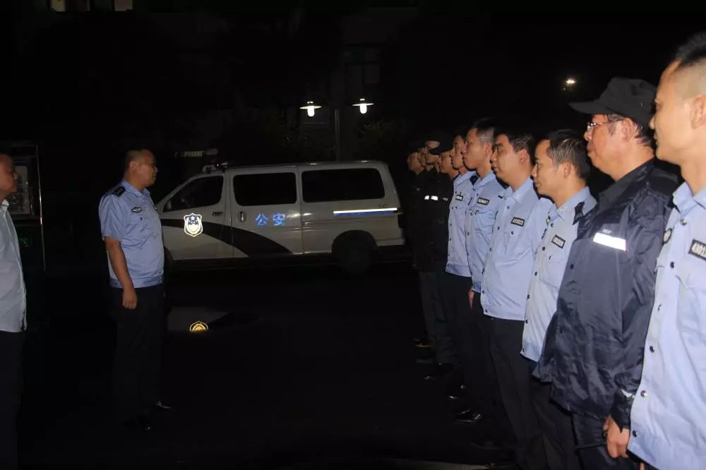 西渡镇3个村庄被淹900余名群众被困衡阳县公安闻“汛”而动紧急救援!