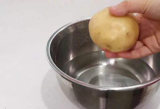 油烟机上放土豆的功效,油烟机放土豆正确方法