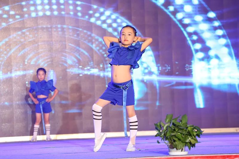 辉煌70载，娃娃送华章——我区举行喜迎建国七十周年消夏晚会